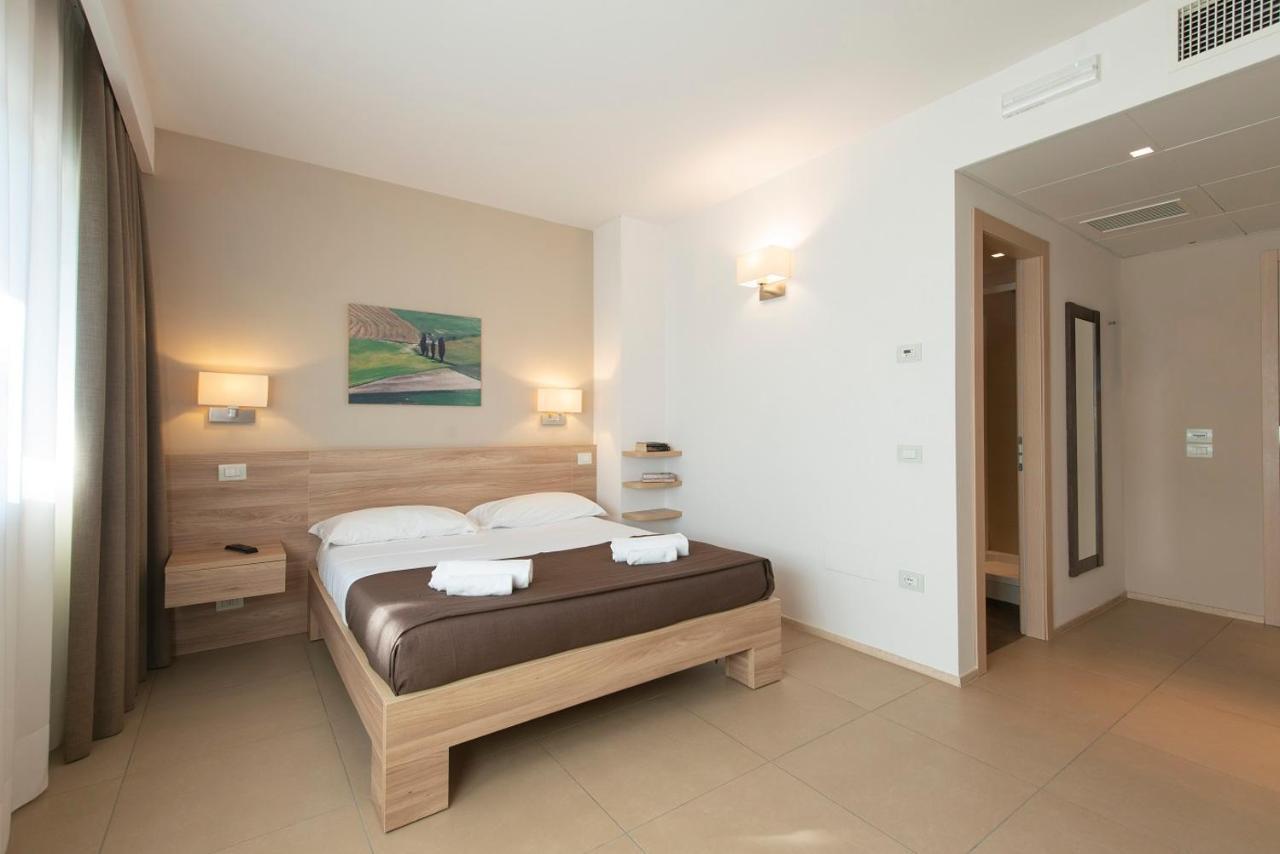 Hotel Dimorae Rooms And Suites - Apartments Чивітанова-Марке Номер фото