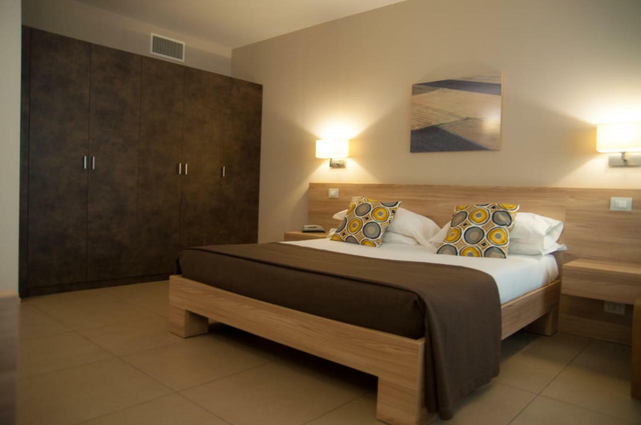 Hotel Dimorae Rooms And Suites - Apartments Чивітанова-Марке Екстер'єр фото