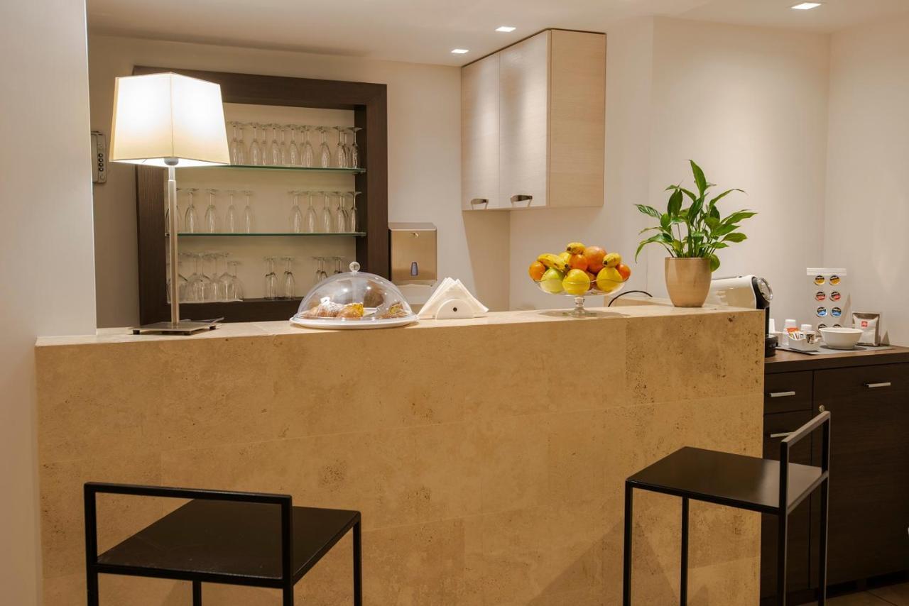 Hotel Dimorae Rooms And Suites - Apartments Чивітанова-Марке Екстер'єр фото